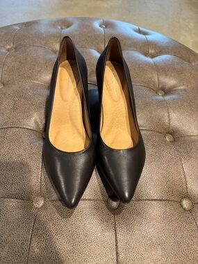 ANTONIO MELANI Brown Pointed-Toe Low Heel Pumps